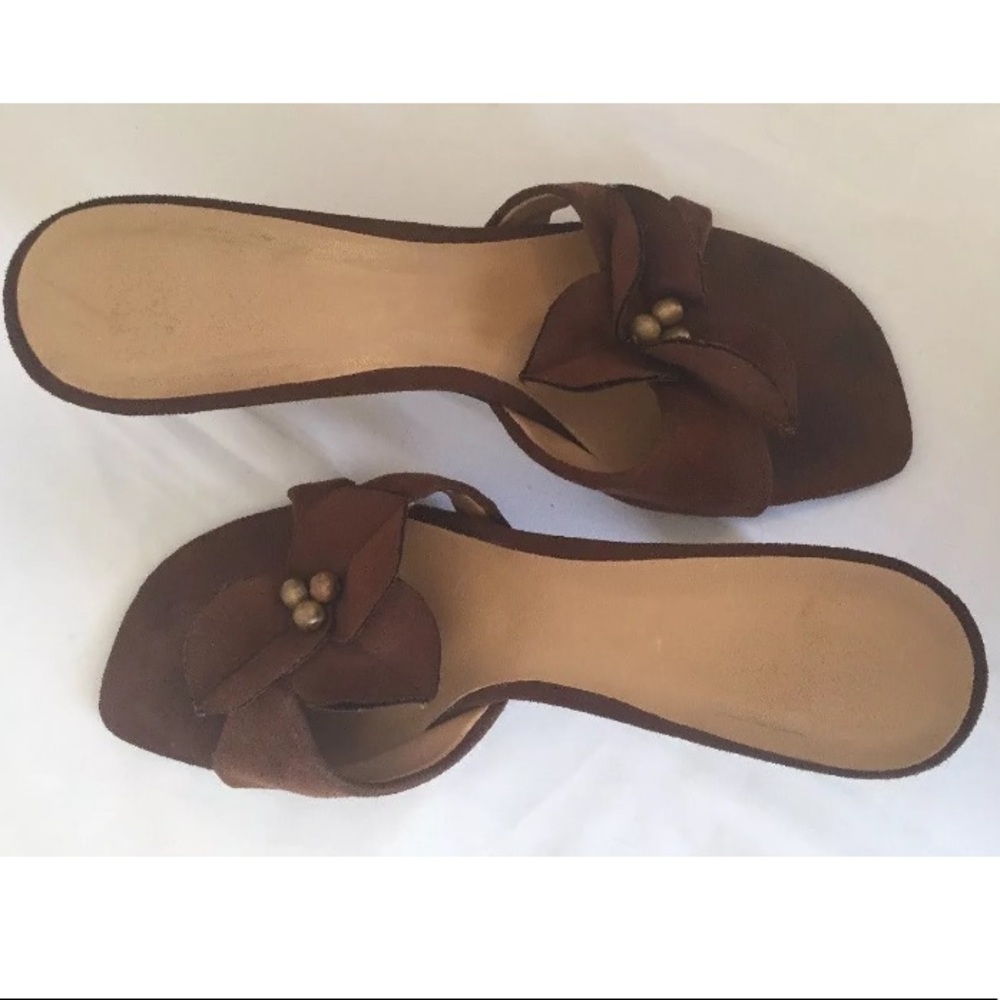 Brown suede high heel sandals with flower